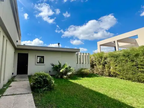 Casa en Alquiler en Puerto Roldan, USD 2.500