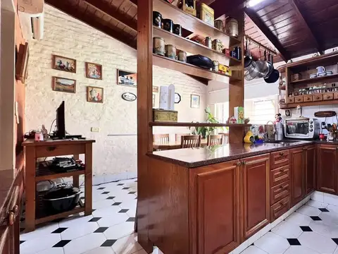 Casa de 4 ambientes con cochera -  Valentin Alsina