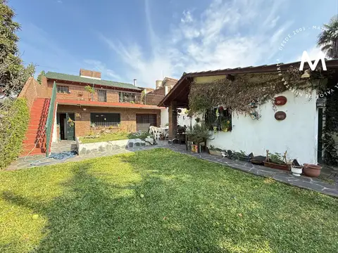 Casa en Venta con 2 cocheras