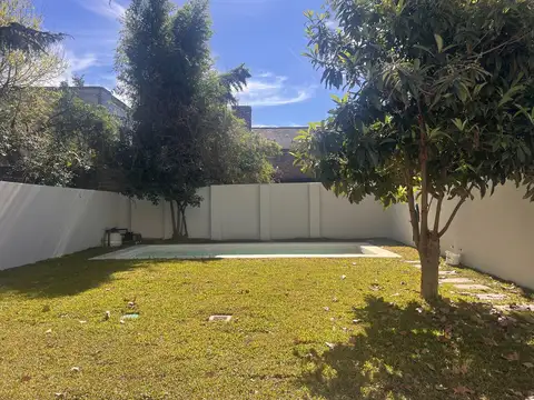 Casa a estrenar con 3 suites de Av Libertador al río.