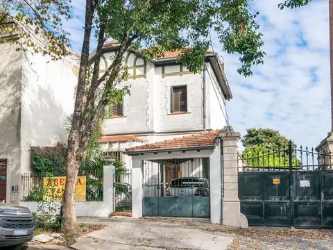 CASA -  VENTA - 5 AMB - COCHERA - JARDÍN - COGHLAN