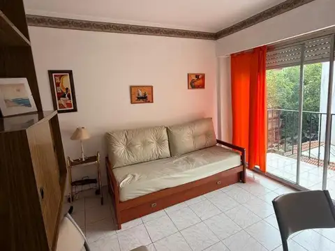 Departamento 1 ambiente con balcón a la calle