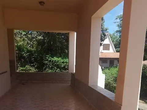 Casa en venta con amplio parque arbolado. Villa Los Aromos
