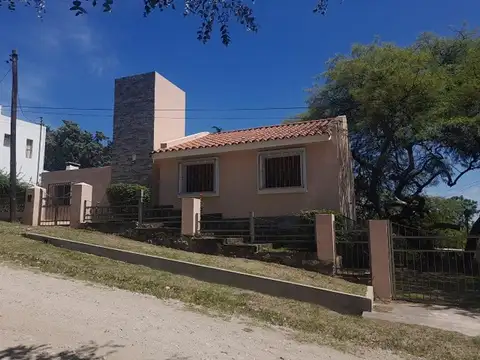 Casa en venta con amplio parque arbolado. Villa Los Aromos