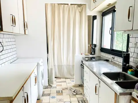 EN ZONA QUINTA OLIVOS, DÚPLEX DE 4 DORMS CON COCHERA Y PATIO
