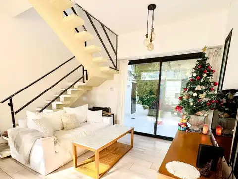 EN ZONA QUINTA OLIVOS, DÚPLEX DE 4 DORMS CON COCHERA Y PATIO