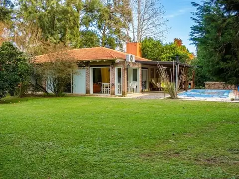 Venta, Casa 4 ambientes, Larena Country Club, luminosa, amplio jardín.