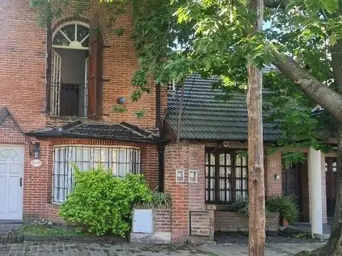 PH EN 2 PLANTAS AL FRENTE COCINA LIVING, 2 DORMITORIOS, 2 BAÑOS Y PLAYROOMS,MUY  LUMINOSO CON JARDIN