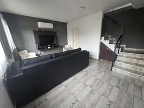 Casa 9 ambientes con 2 baños