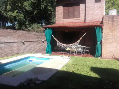 Casa amplia en dos plantas dos dormitorios con piscina y quincho