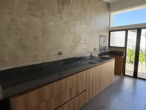VENTA CASA 3 DORMITORIOS REFACCIONADA ARGUELLO CBA
