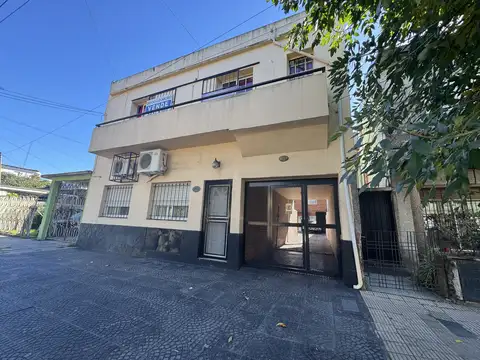 Tipo Casa al Frente con entrada de auto