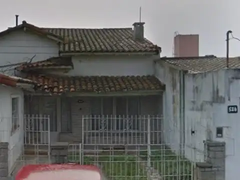 VENTA - CASA 3 AMB.- A RECICLAR- PATIO-2 COCHERAS - MORON