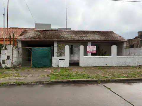 CASA en VENTA a reciclar Juan B justo al 300