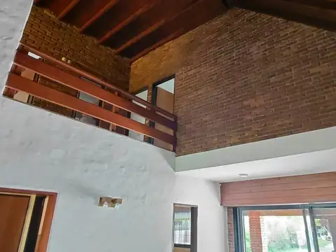 Casa en Alquiler con 3 cocheras