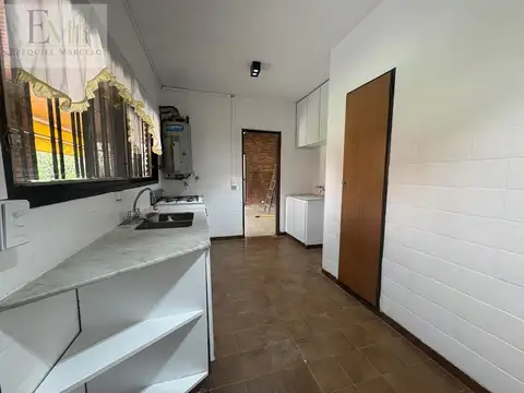 Casa en Alquiler con 3 cocheras