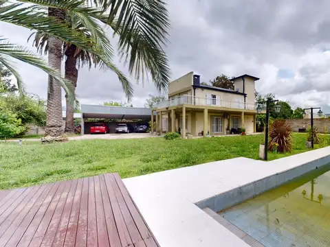 CASA DE 5 DORM. EN VENTA LA PLATA- PILETA Y PARQUE