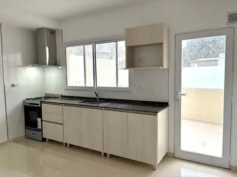 Depto Tipo Casa en Venta en Versalles, USD 210.000