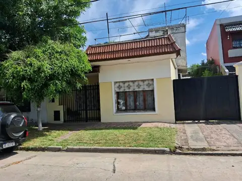 EN VENTA CASA 4 AMB EN V. LUZURIAGA