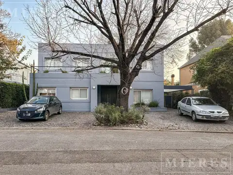 Muy linda casa desarrollada en dos plantas en el Barrio Cerrado Las Victorias.