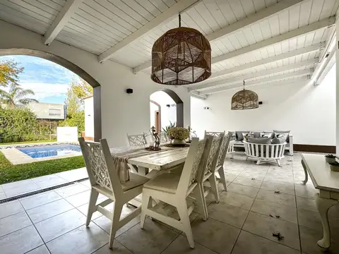 Casa en Venta con 2 cocheras