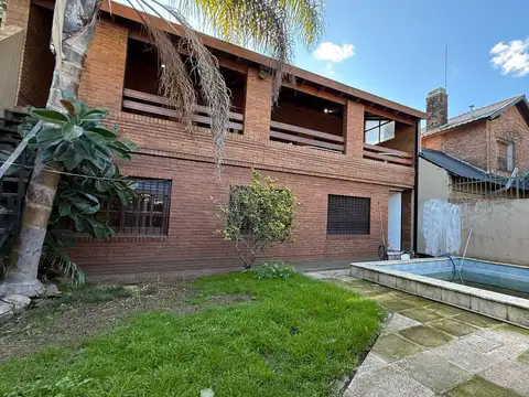 ALQUILER CHALET 5 AMBIENTES CON COCHERA Y PILETA