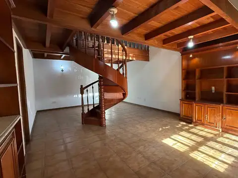 Casa en Alquiler con 2 cocheras
