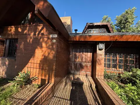 Casa 4 ambientes con 2 baños