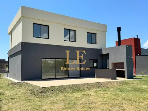 Casa en Venta con 3 cocheras