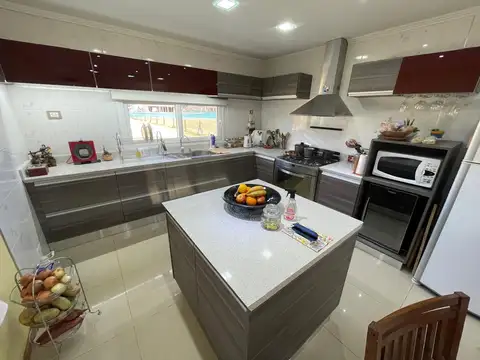 Casa 5 ambientes con 3 baños