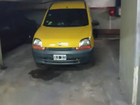 Excelente cochera en planta baja en edificio.