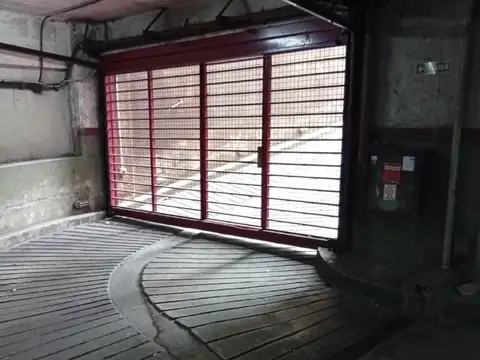 Excelente cochera en planta baja en edificio.