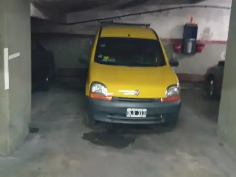 Excelente cochera en planta baja en edificio.
