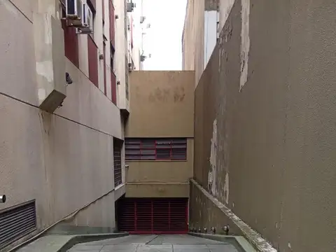 Excelente cochera en planta baja en edificio.