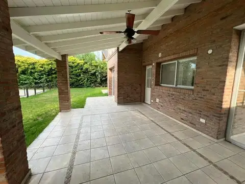 Casa 5 ambientes con 2 baños