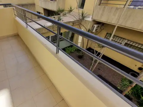 Departamento de 2 amb. con cochera en Moron Sur