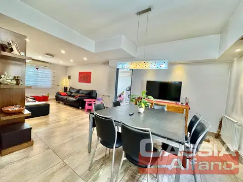 CASA CON LOCALES VENTA EN BLOCK, IMPECABLE ESTADO CON GARAGE Y 3 LOCALES CON RENTA