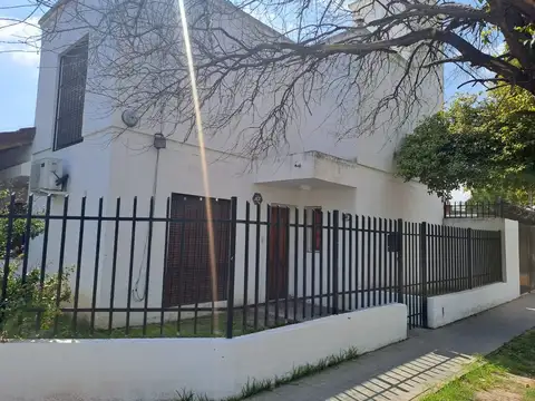 Casa 2 dorm y cochera Barrio Marques APTO CREDITO