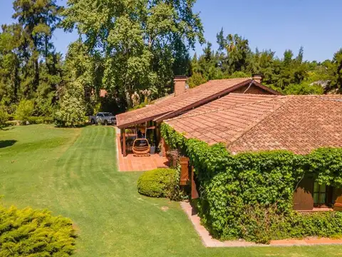 Casa en Alquiler con 3 cocheras