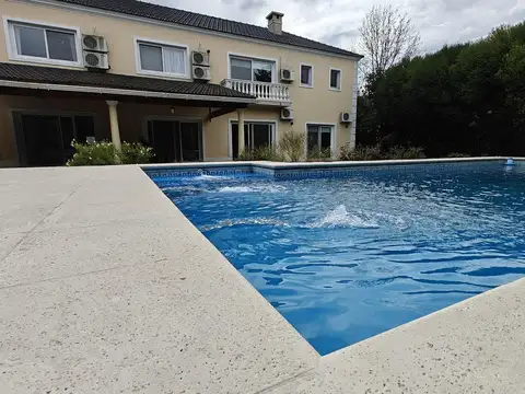Casa 6 ambientes con 2 baños