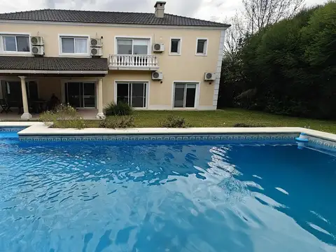Casa en Alquiler en La Lomada | 3 dormitorios   escritorio | Jardín y pileta