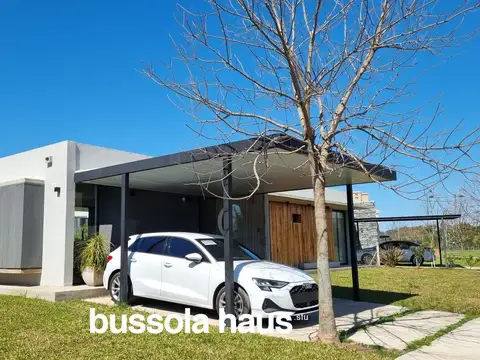 Casa en Alquiler con 2 cocheras