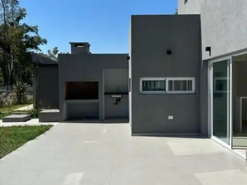 Casa en Venta con 3 cocheras