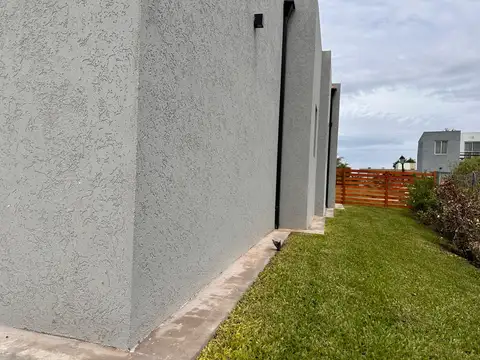 Casa en Alquiler en Pilar del Este - San Ramon, USD 1.400