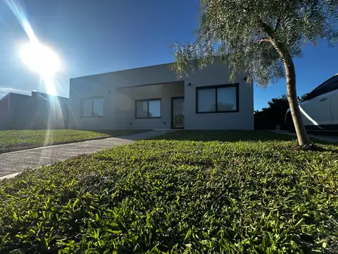 Casa en Alquiler en Pilar del Este - San Ramon, USD 1.400