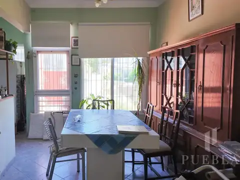 Casa 8 ambientes con 2 baños