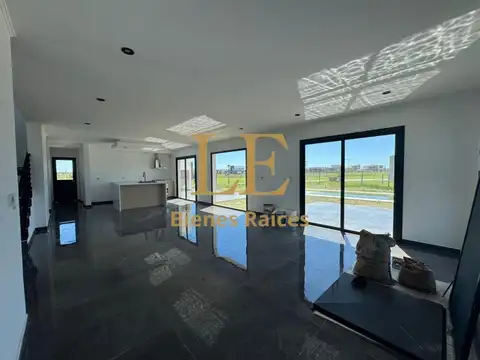 Casa 5 ambientes con 4 baños