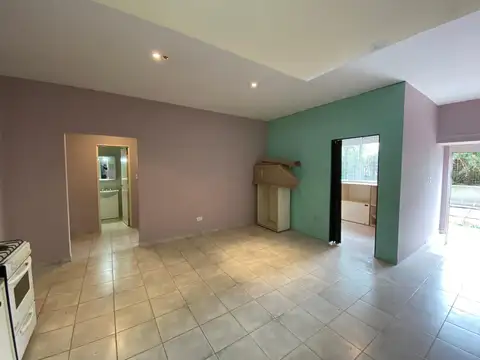 TRES AMBIENTES DE P BAJA AL FTE 