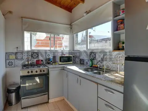 VENTA CASA 4 AMBIENTES C/ DEPENDENCIA, ESCRITORIO, TERRAZA Y COCHERA EN PARQUE AVELLANEDA
