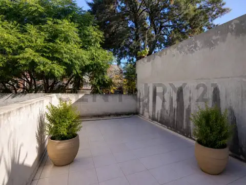 VENTA CASA 4 AMBIENTES C/ DEPENDENCIA, ESCRITORIO, TERRAZA Y COCHERA EN PARQUE AVELLANEDA